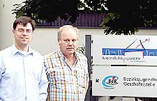 Marco Graulich und Karl-Heinz Staab (v.l.) vor der Geschäftsstelle